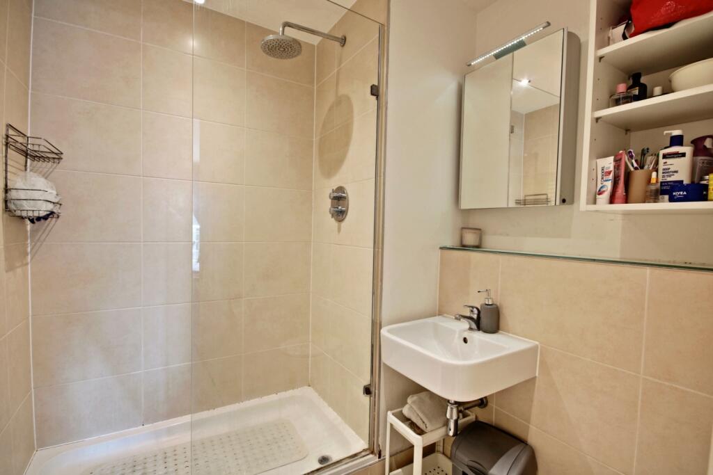 71 Apsley House - Bedroom 1-En suite close-up