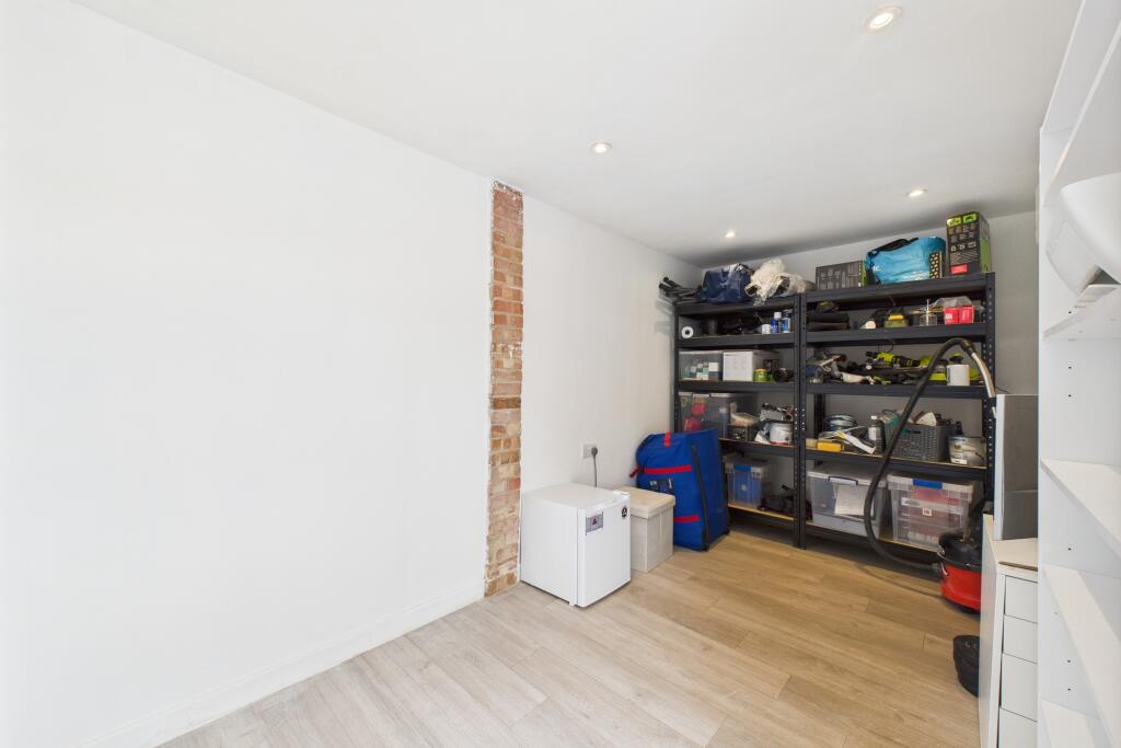 CAM05454G0-PR0025-STILL021