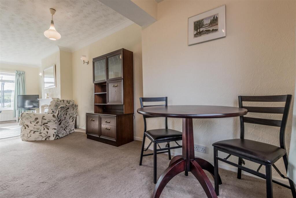 Living Room / Dining Area: