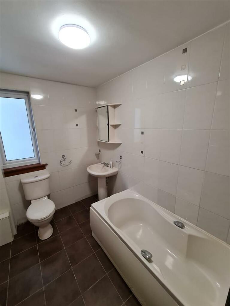 3 Kirkvale Court Bathroom.jpg