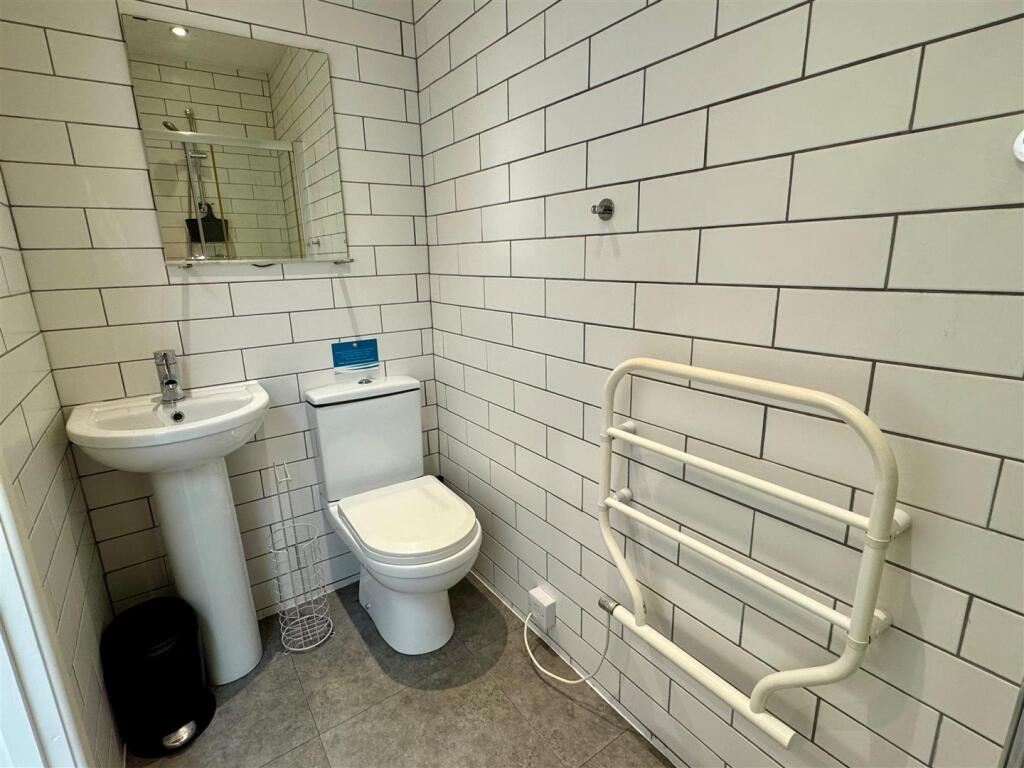 15 Drydock Shower Room