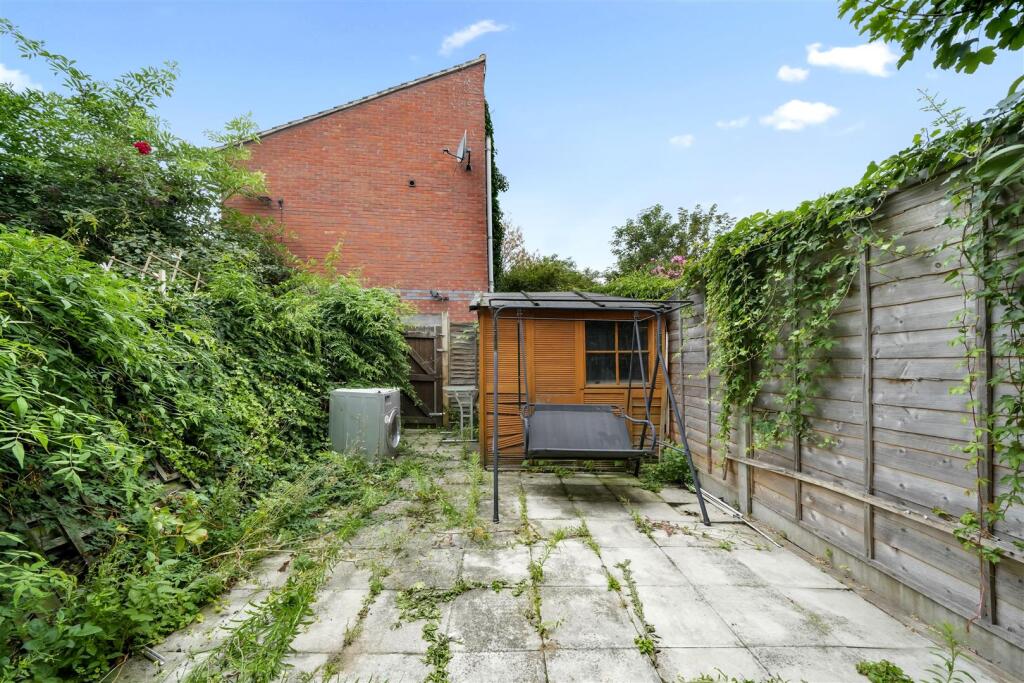 Rolvenden Place, N17