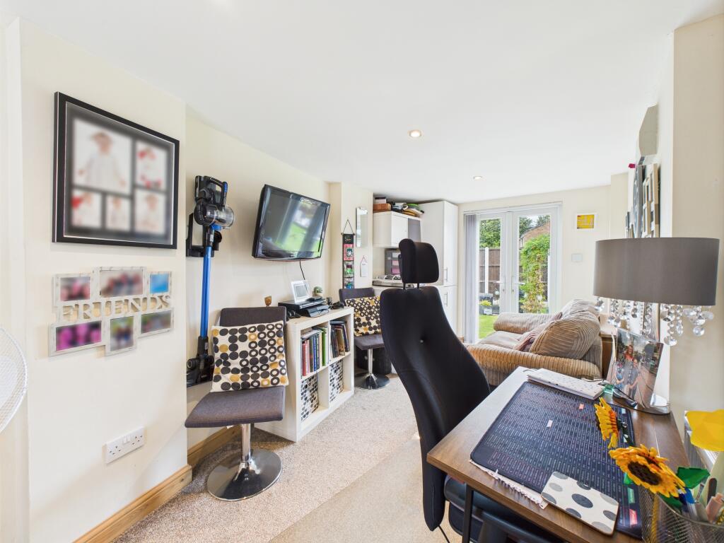 CAM04825G0-PR0144-STILL005