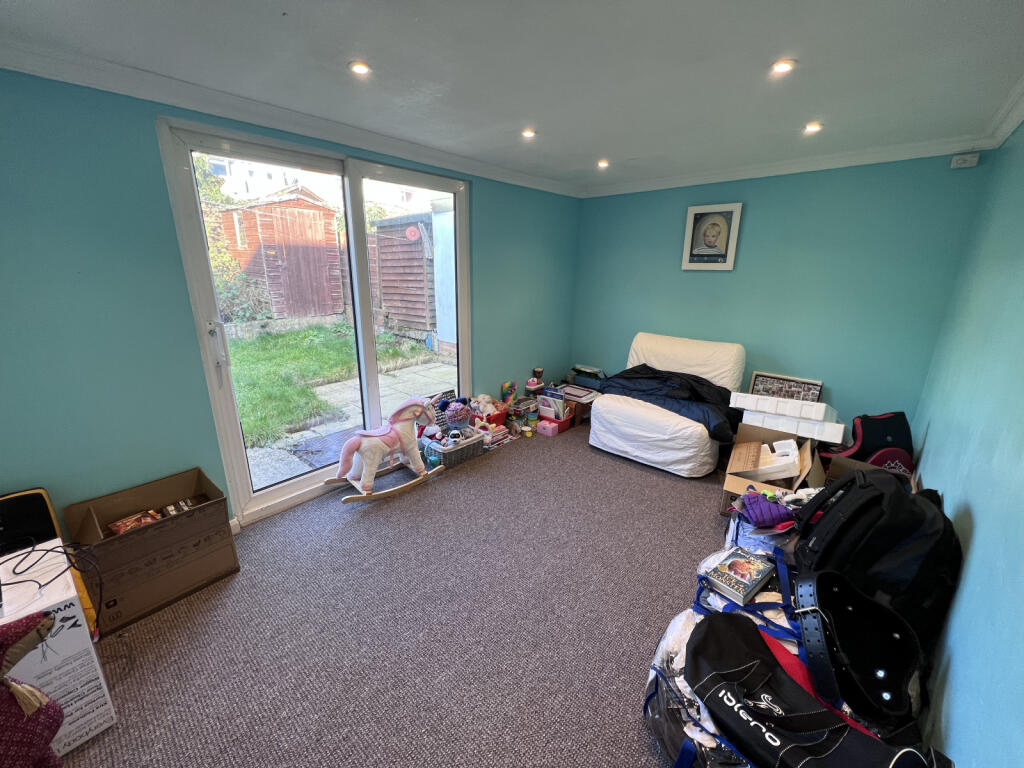 Bed 4 / Dining Room