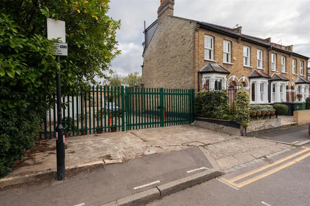 Hainault Road, E11