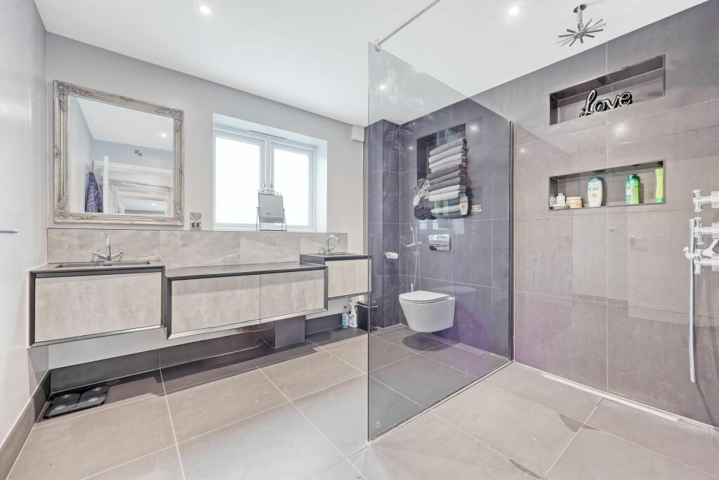 En=suite to Master Bedroom