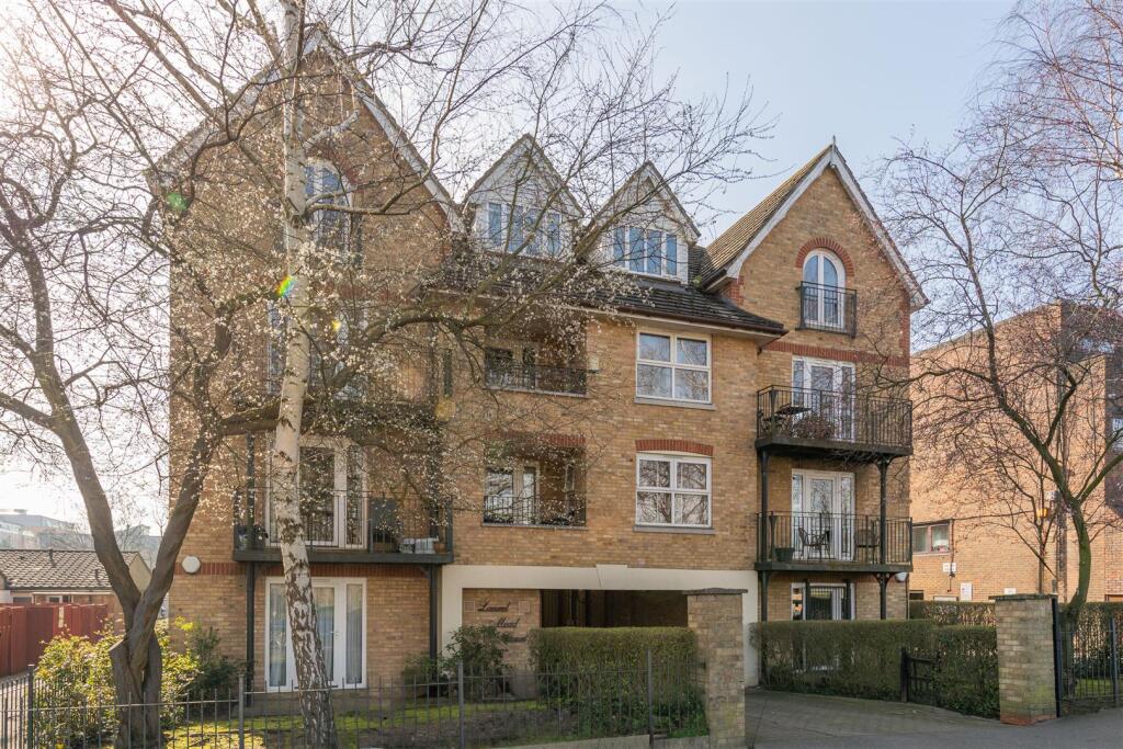 Churchfields, E18