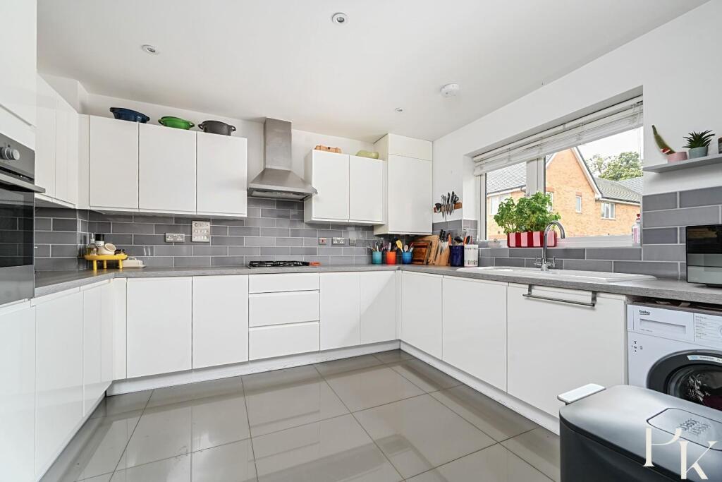 9 Monarch Way, BN43 (1).jpg