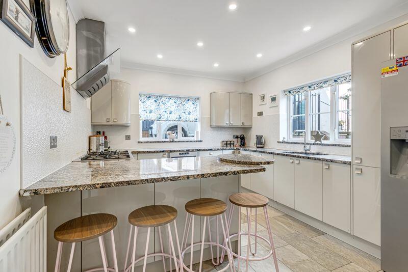 KITCHEN/BREAKFAST ROOM