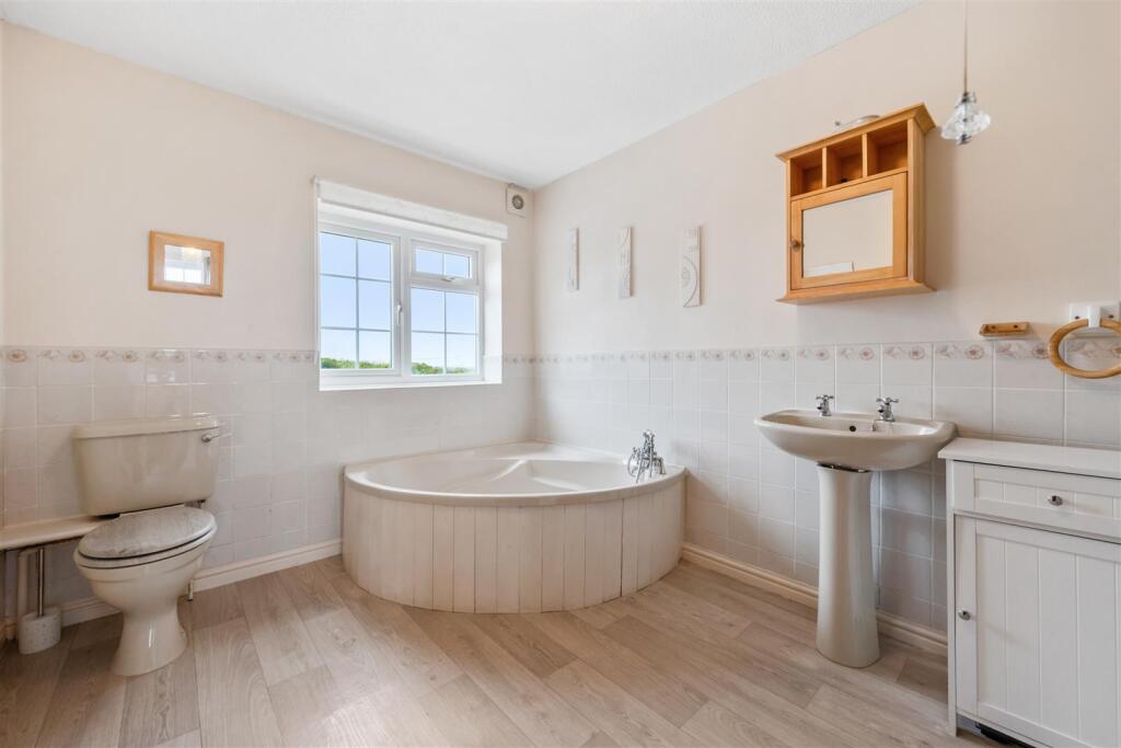 Erw&#39;r Wennol Family bathroom