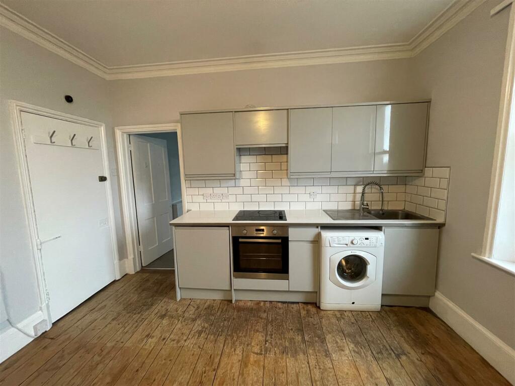 Kitchen 2.jpg