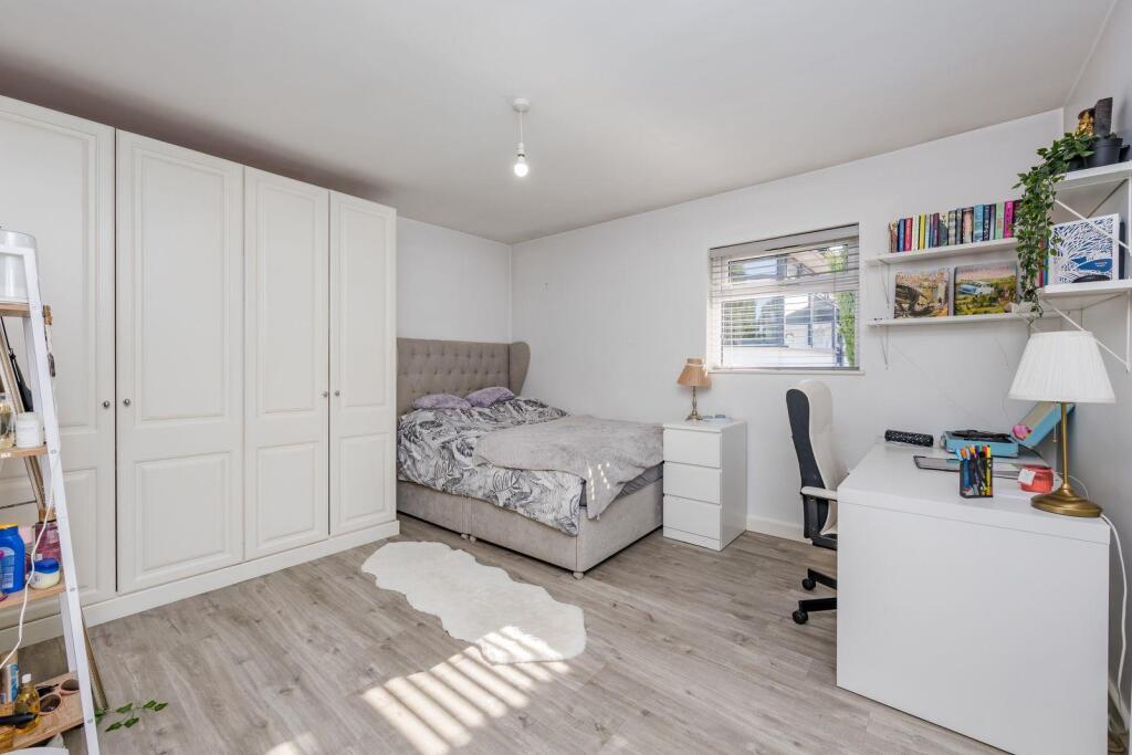 Hangleton Close 28 BEDROOM WITH DESK.jpeg