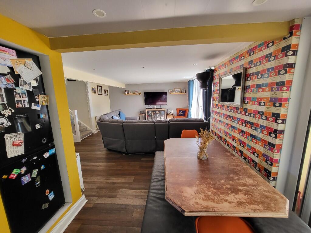 Lounge / Dining Area