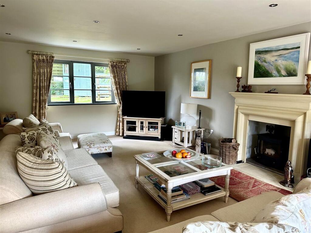 Living Room 2.jpg