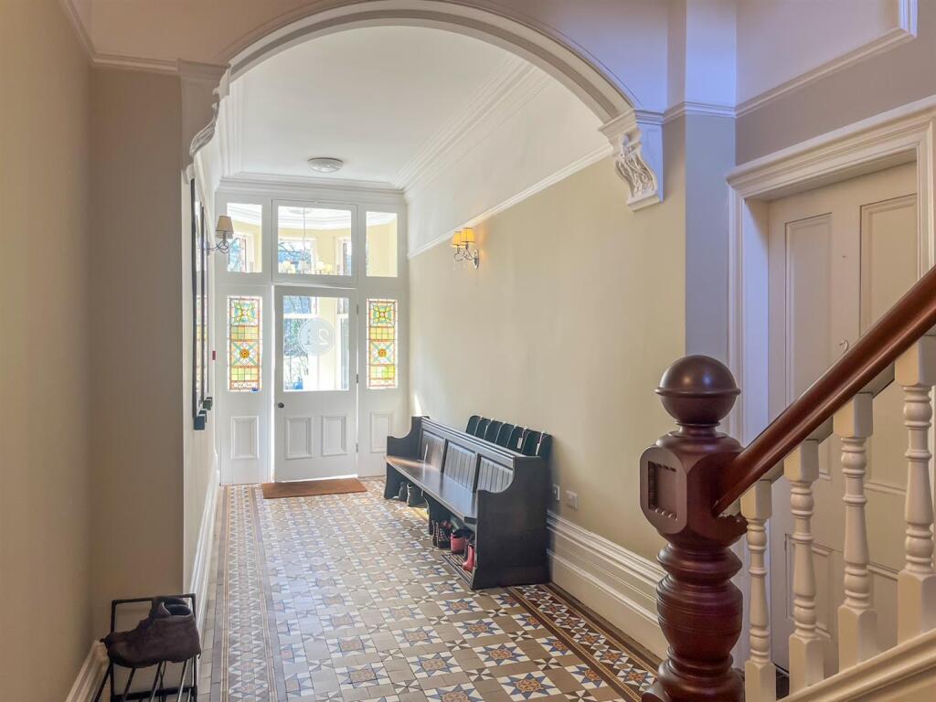 Communal Hallway &amp; Entrance