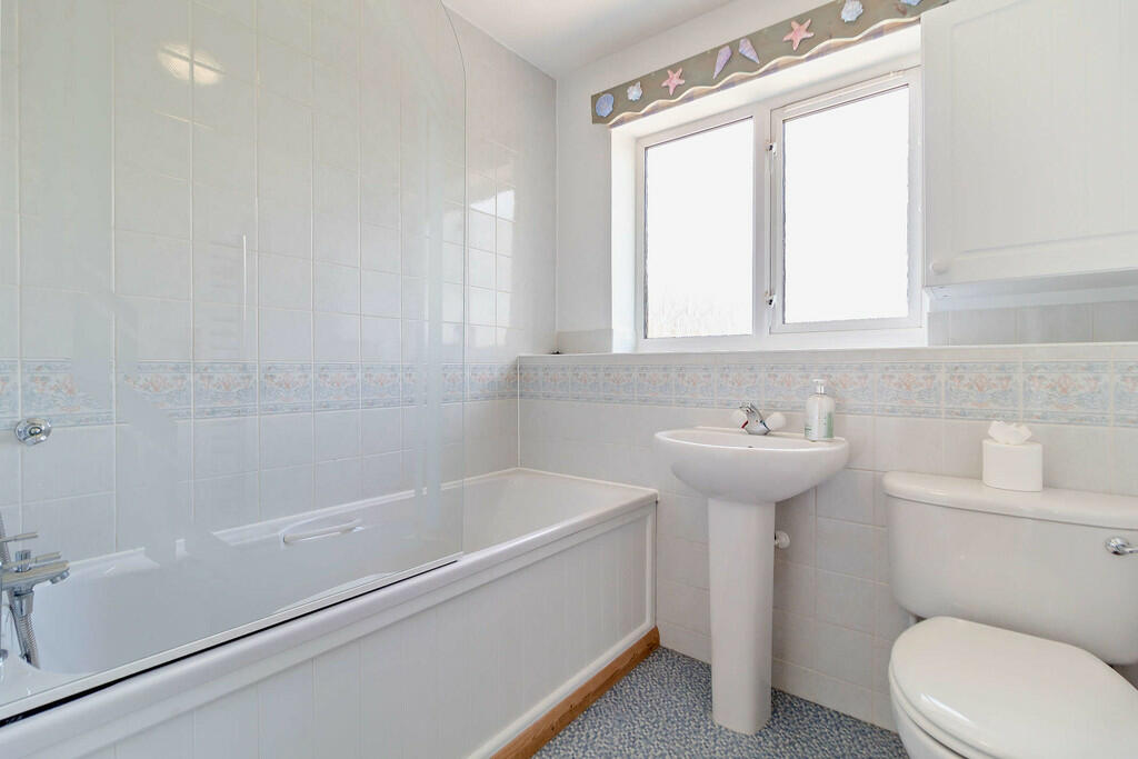 8605761-interior1...