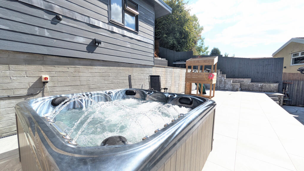 PXL_20250822_130841543.MP~2