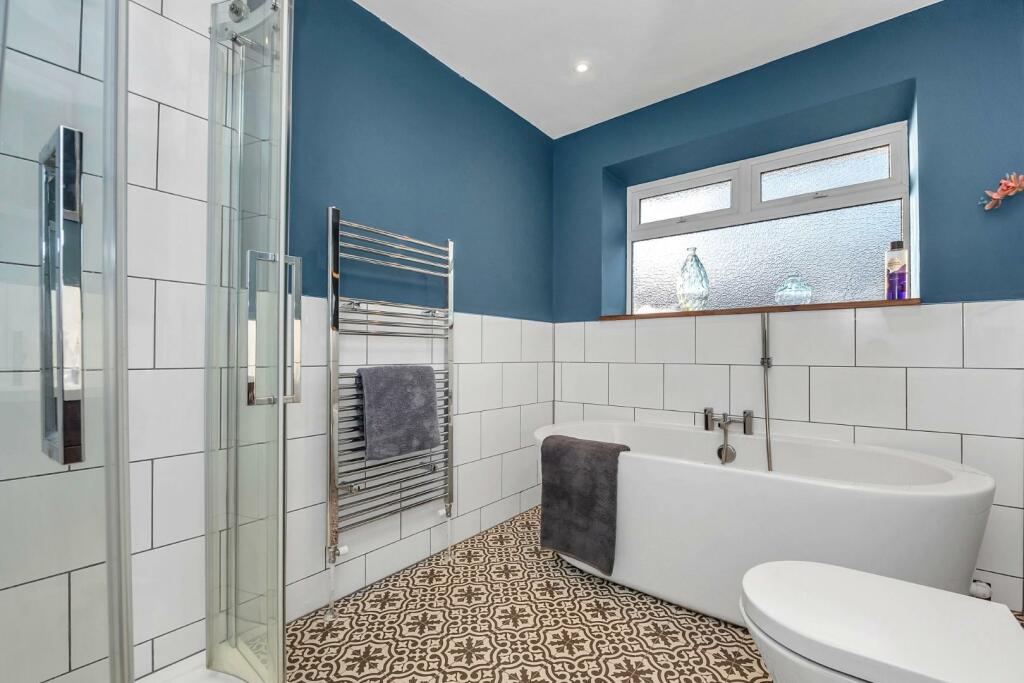 8 Sicklesmere Road [Bathroom].jpg