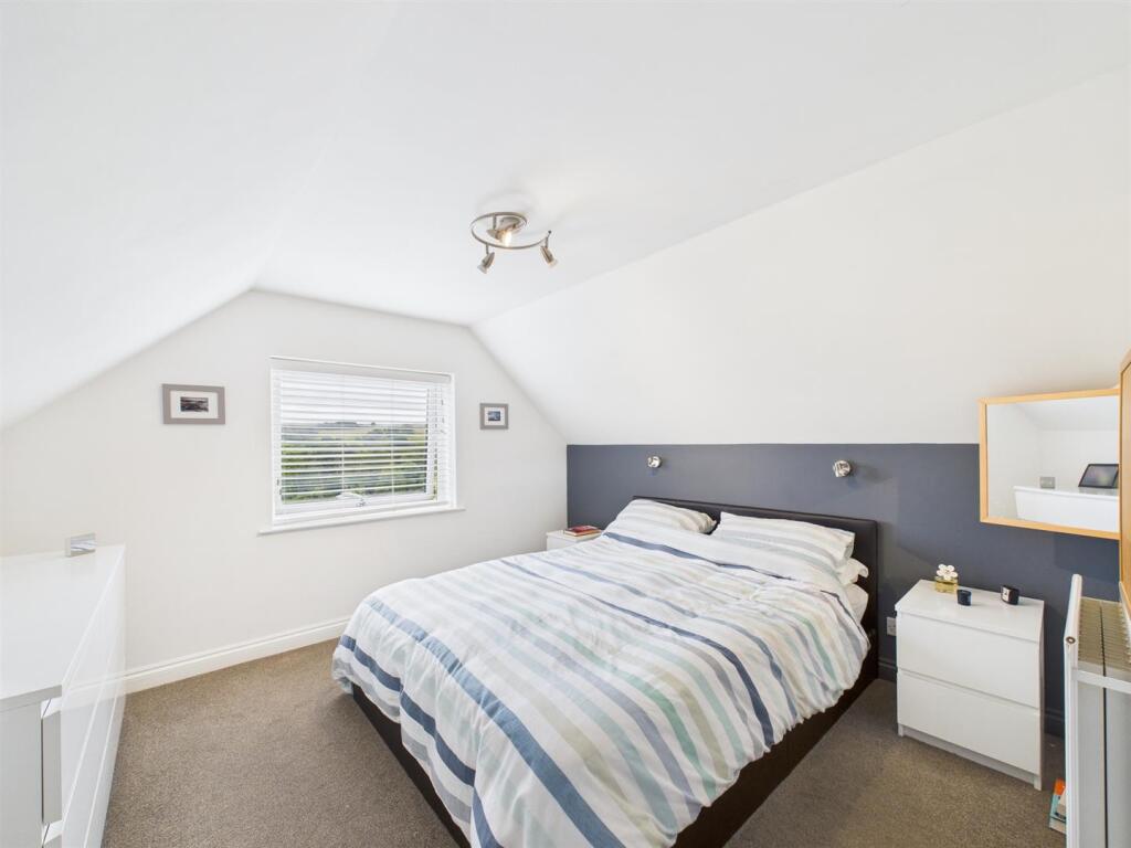 Bed 1.jpg