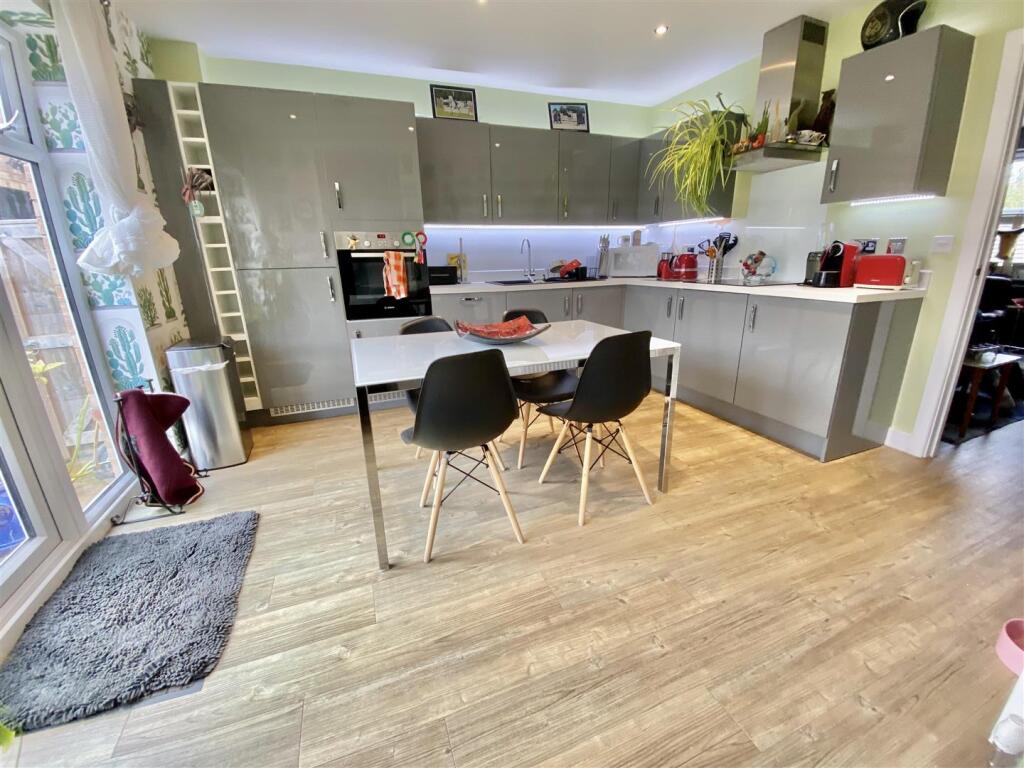 KITCHEN / DINING ROOM