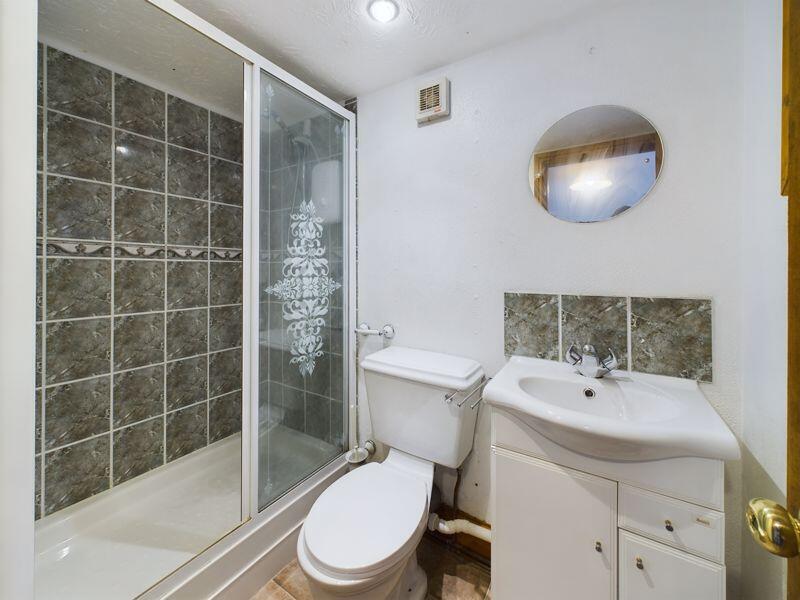 en-suite shower room