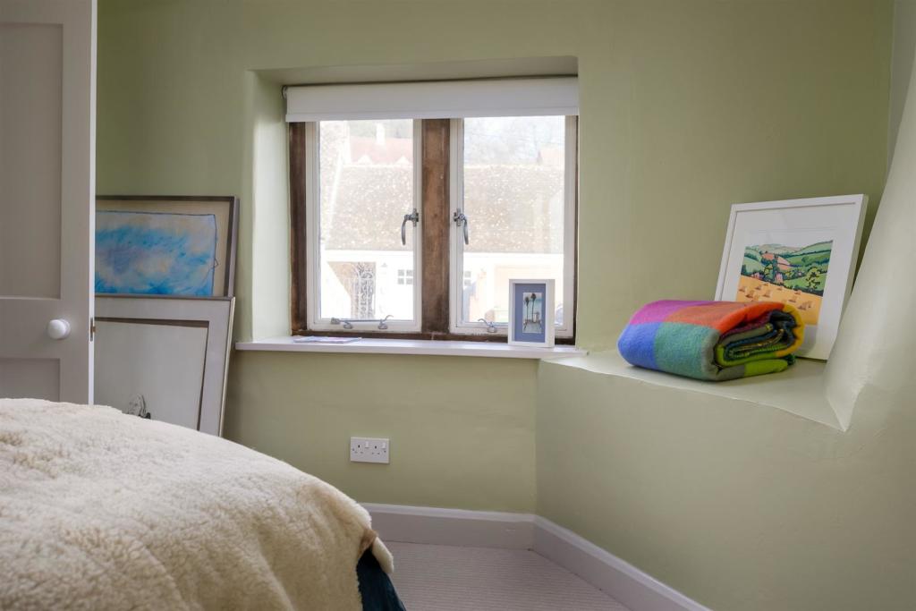 33 - Lawrence Cottage - GL54 4AG - Web.jpg