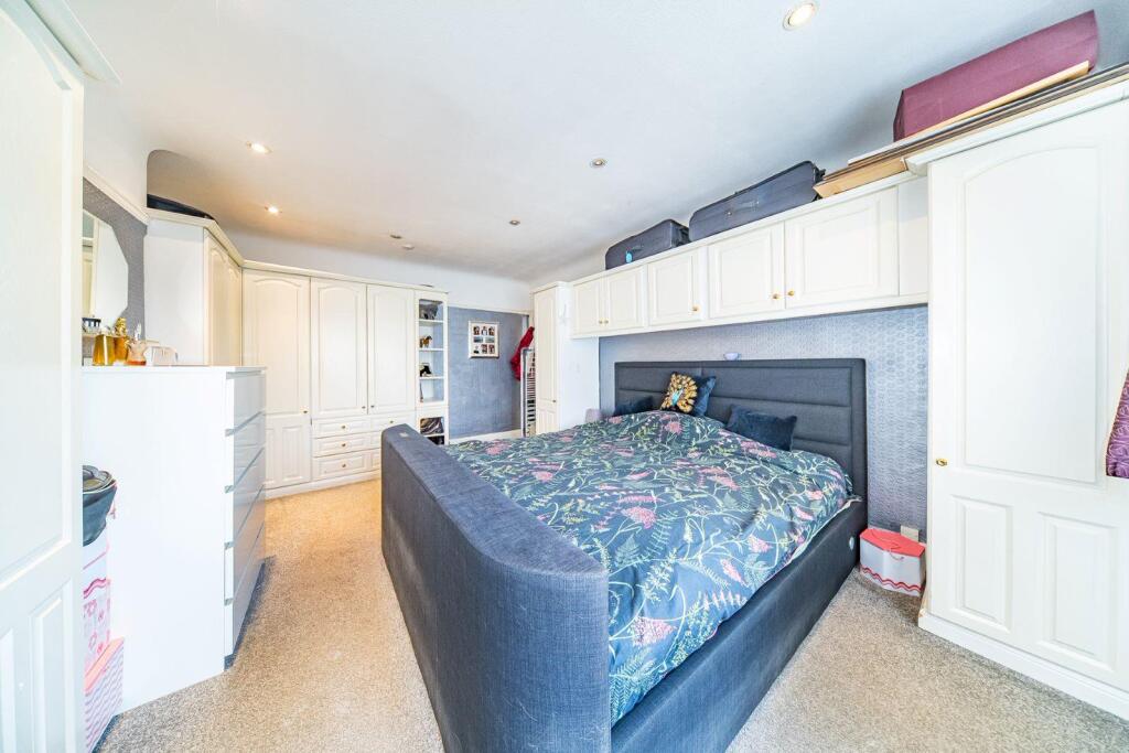 8 Albany Ave bedroom 1 2.jpg