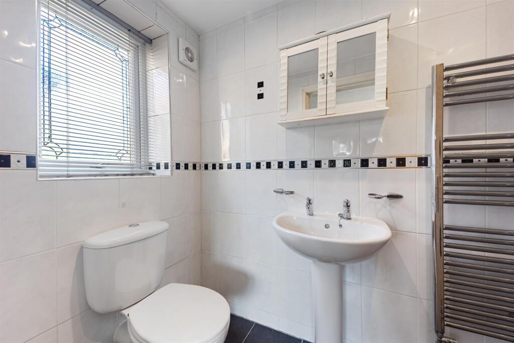 Bed 2 En Suite Shower Room