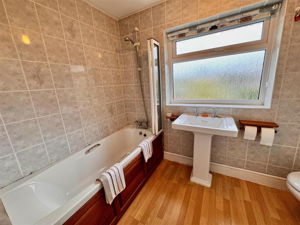 FAMILY BATHROOM