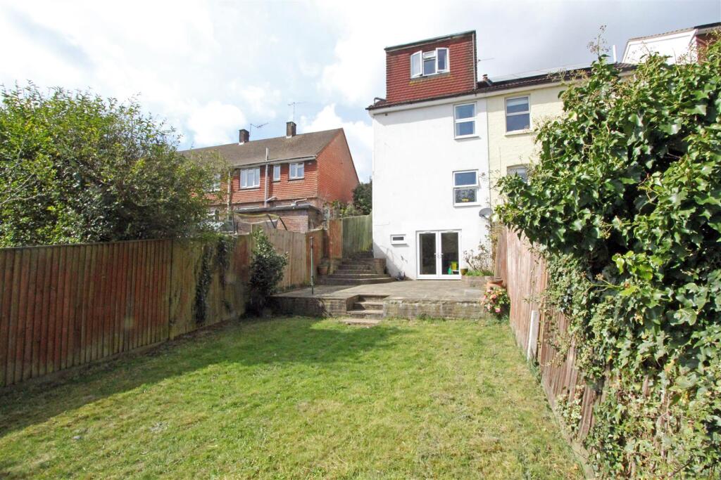 IMG_4979 garden rear.jpg