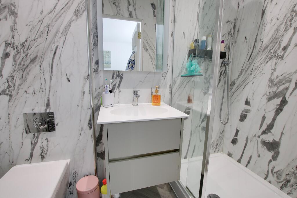 EN SUITE