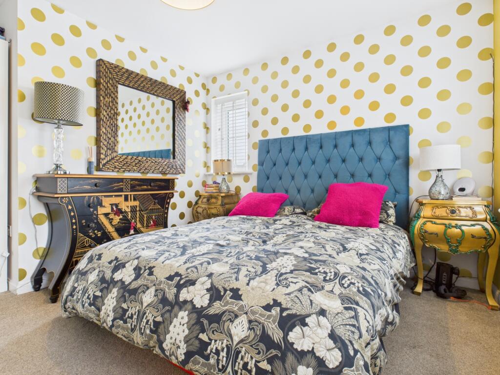 CAM03729G0-PR0130-STILL024