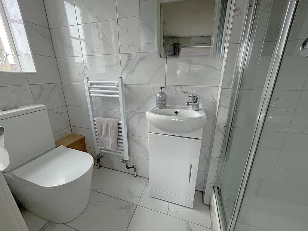 Ensuite to bedroom 2