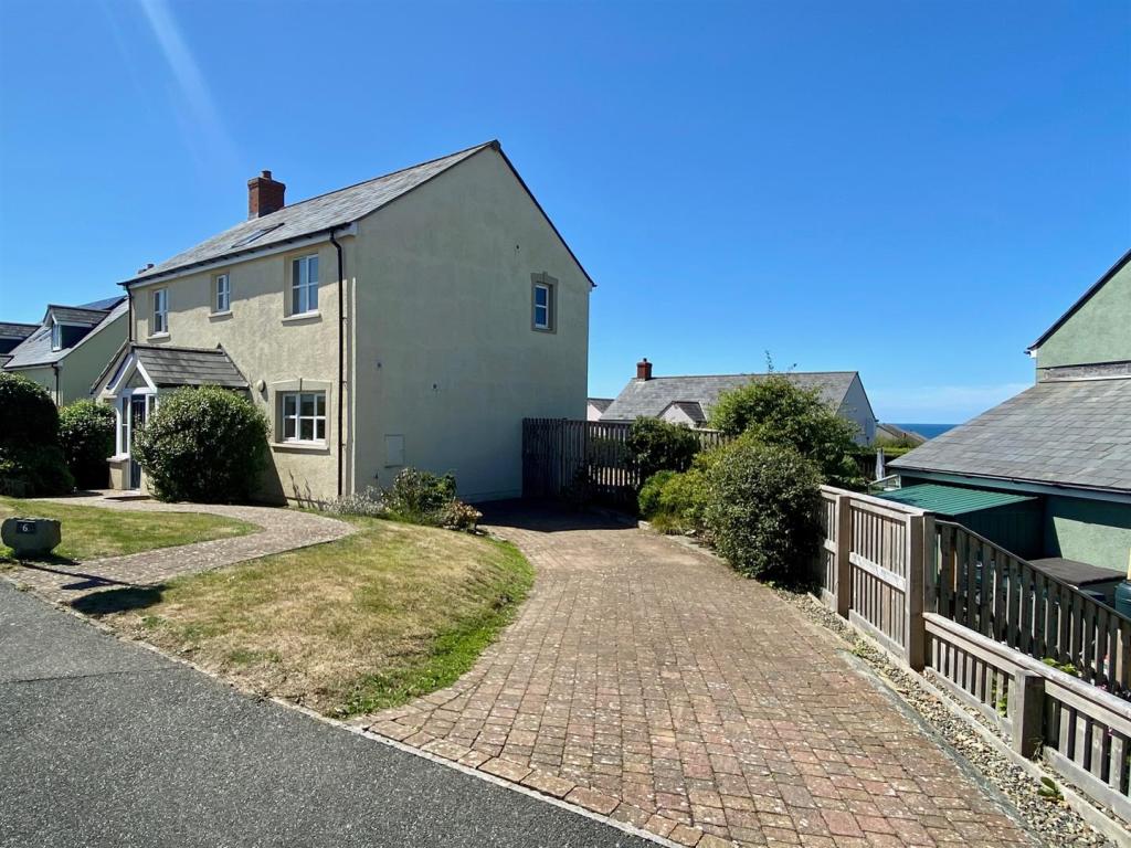 6 Swanswell Close.jpg