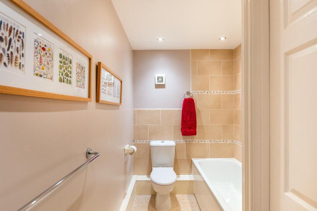 0S4RAV - Bathroom C.jpg
