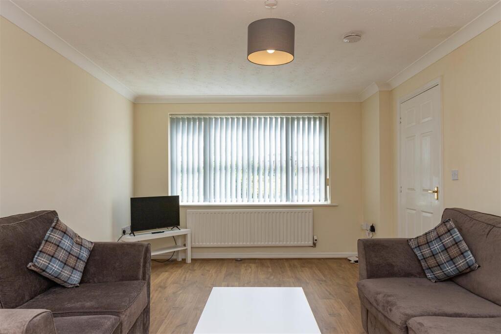 9 Lakeside Close-11.jpg