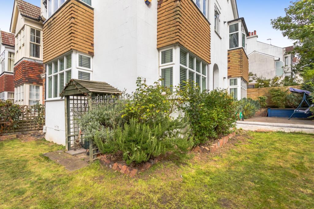 Side/front garden