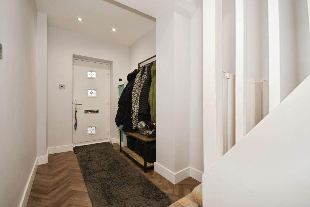 ENTRANCE HALL 01.jpg