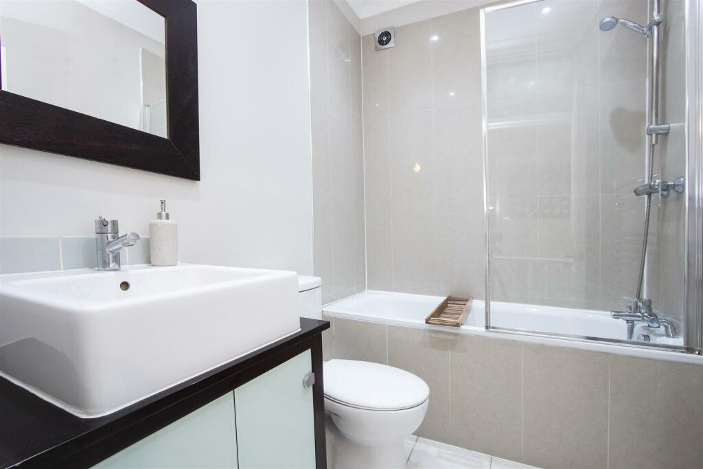 19b Clapham High Street bathroom.jpg