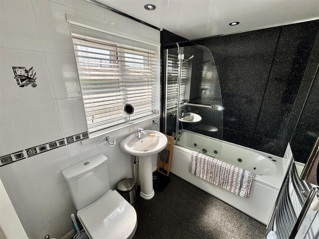Family Bathroom/WC