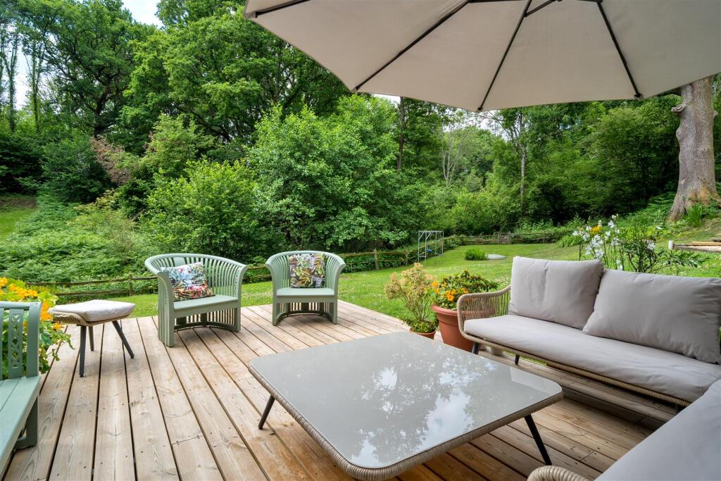 Jubilee Cottage Decked Outdoor Seating.jpg