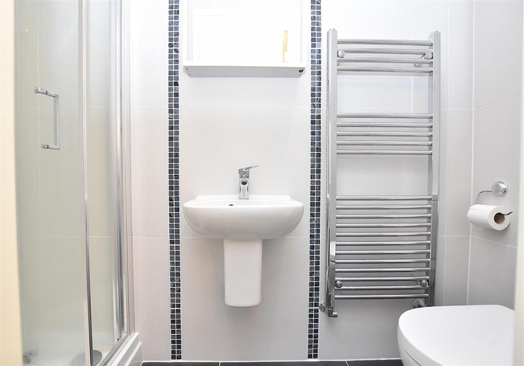 En-suite 2.JPG