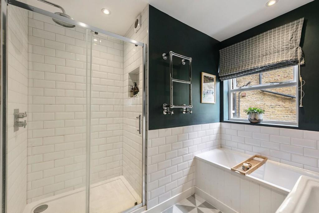 Bathroom (2).jpg
