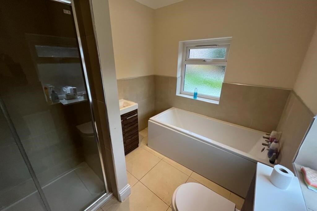 2 Ayebridges BaTHROOM