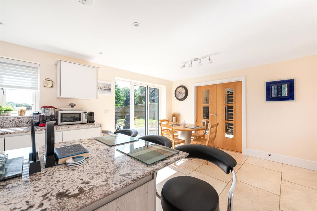 Kitchen/B&#39;fast Room