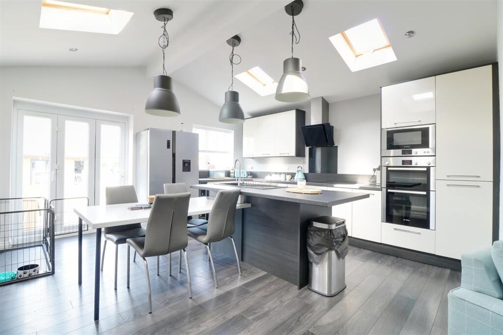 'L' SHAPED ENTENDED KITCHEN/DINER/FAMILY AREA meas