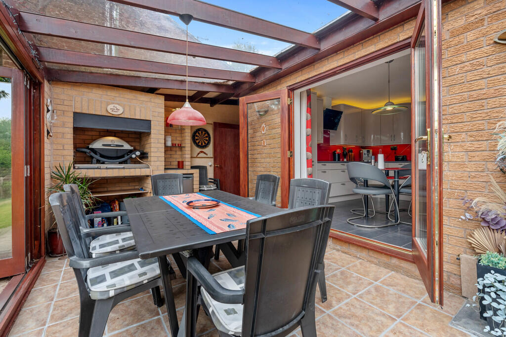 6 Hawkesworth Dri...