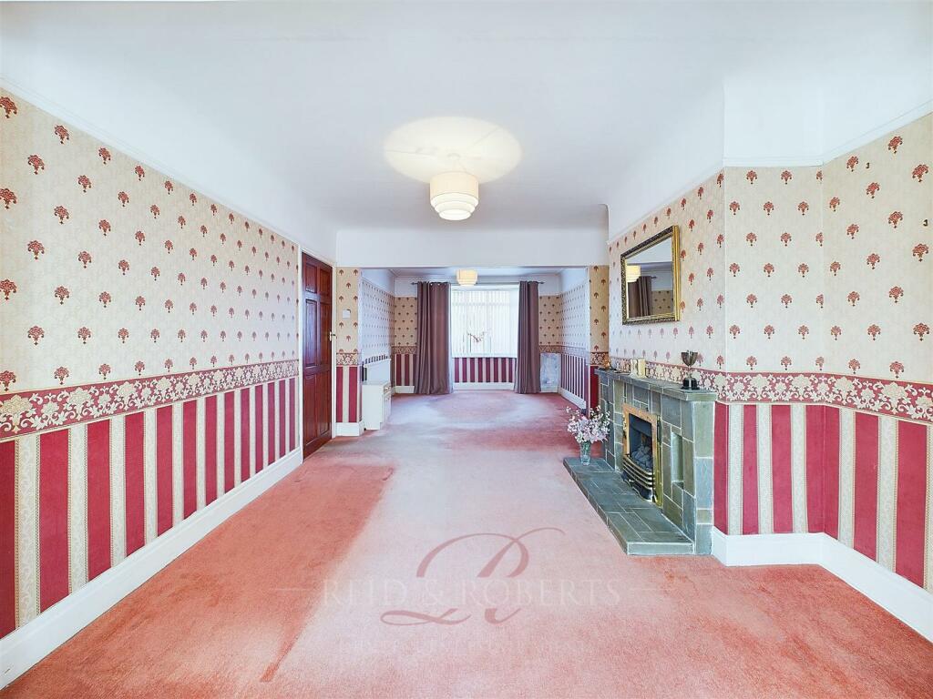 Lounge/Dining Room