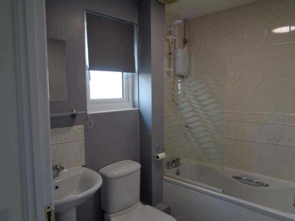 Wattle Close Bathroo