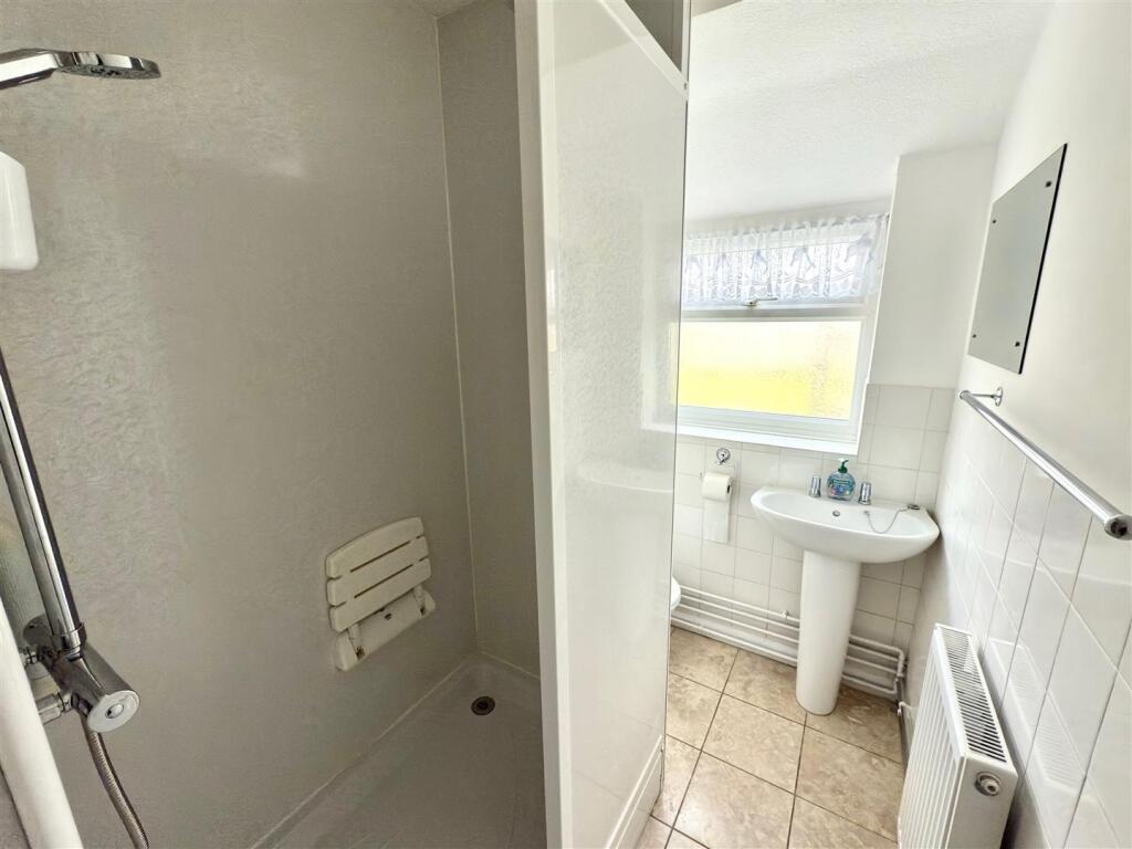 SHOWER ROOM.jpg